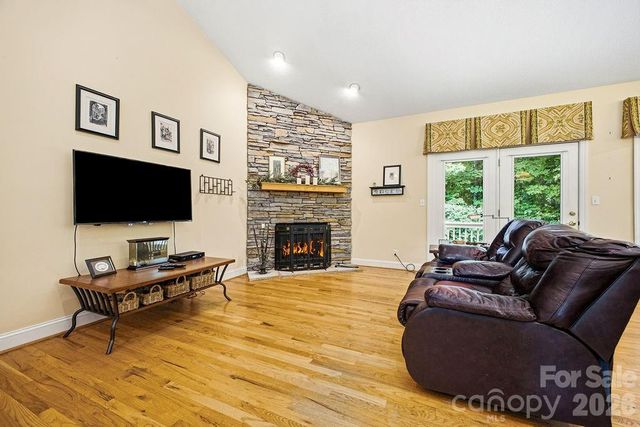 3121 Cove Loop Road, Hendersonville, NC 28739