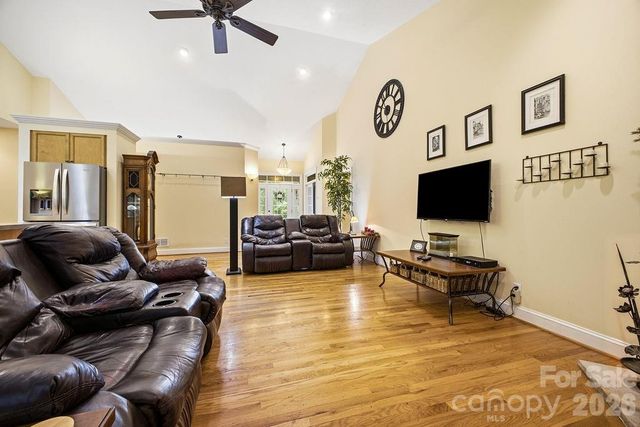 3121 Cove Loop Road, Hendersonville, NC 28739