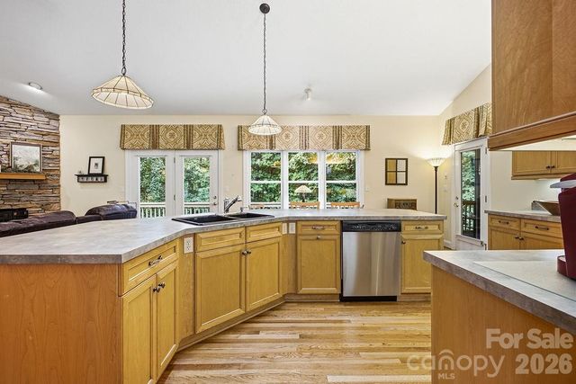 3121 Cove Loop Road, Hendersonville, NC 28739