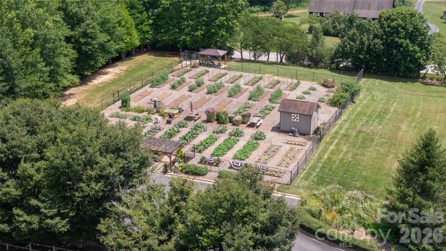 3121 Cove Loop Road, Hendersonville, NC 28739