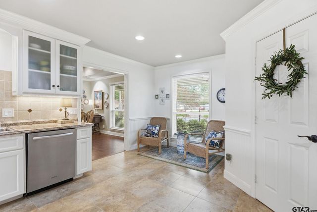 8229 Columbia Dr, Tyler, TX 75703