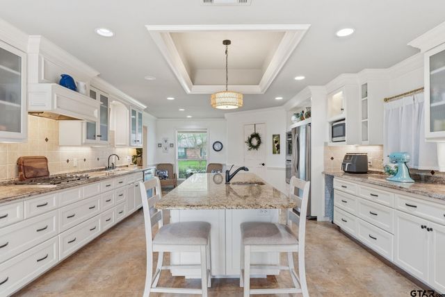 8229 Columbia Dr, Tyler, TX 75703