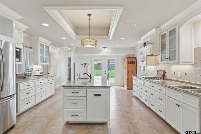 8229 Columbia Dr, Tyler, TX 75703