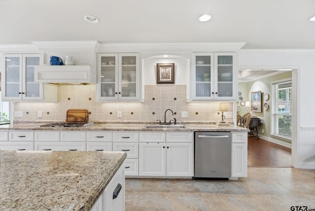 8229 Columbia Dr, Tyler, TX 75703