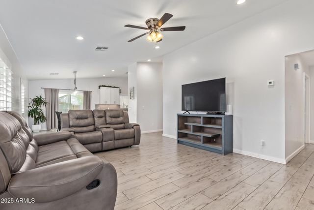 723 E DESERT Drive S, Phoenix, AZ 85042