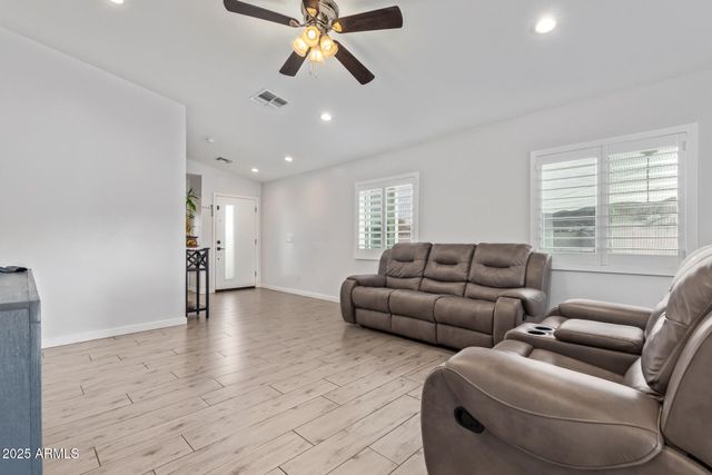 723 E DESERT Drive S, Phoenix, AZ 85042