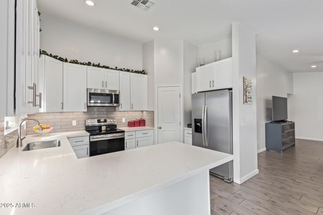 723 E DESERT Drive S, Phoenix, AZ 85042