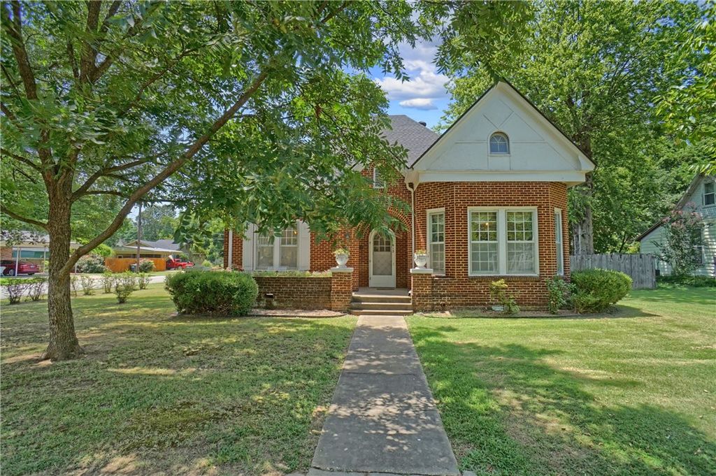 612 S Commerce Avenue, Russellville, AR 72801