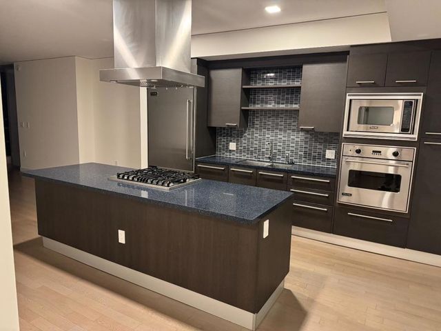 9 Macarthur Place, Santa Ana, CA 92707