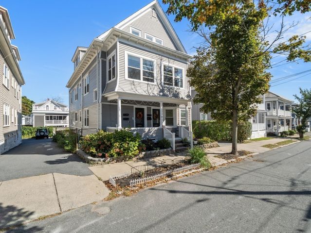 23 Green St 1R, Salem, MA 01970