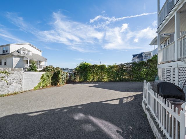 23 Green St 1R, Salem, MA 01970