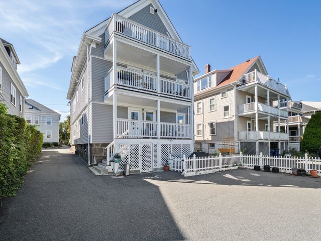 23 Green St 1R, Salem, MA 01970