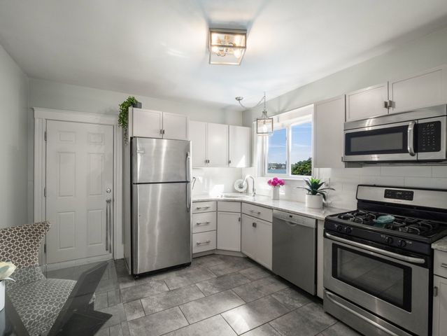 23 Green St 1R, Salem, MA 01970
