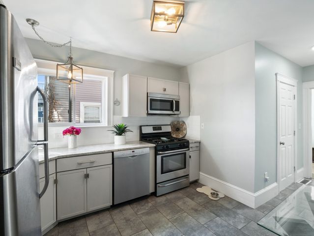 23 Green St 1R, Salem, MA 01970