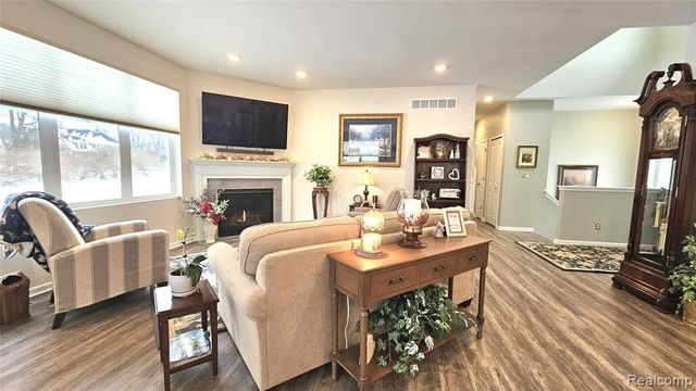 5725 Trail Side Lane, Hamburg, MI 48189