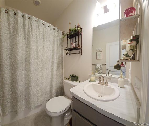 5725 Trail Side Lane, Hamburg, MI 48189