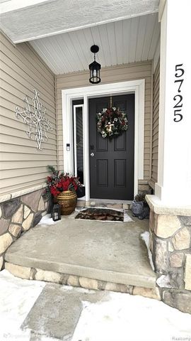 5725 Trail Side Lane, Hamburg, MI 48189