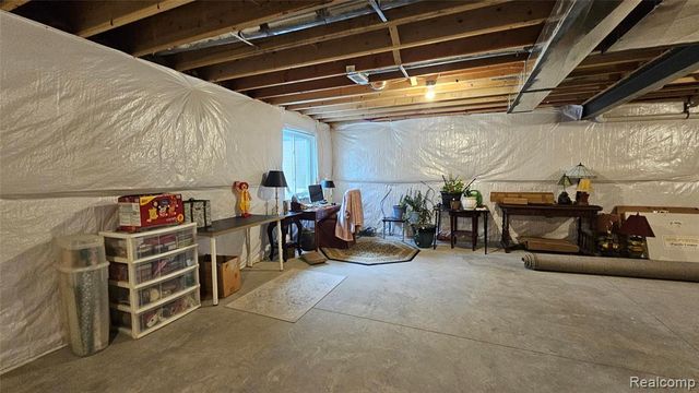 5725 Trail Side Lane, Hamburg, MI 48189