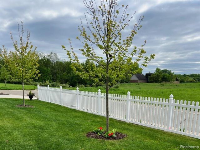 5725 Trail Side Lane, Hamburg, MI 48189