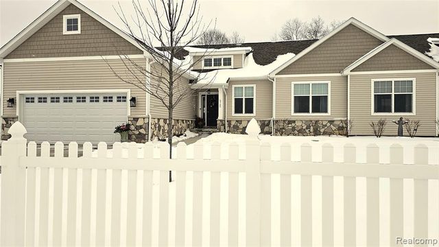 5725 Trail Side Lane, Hamburg, MI 48189