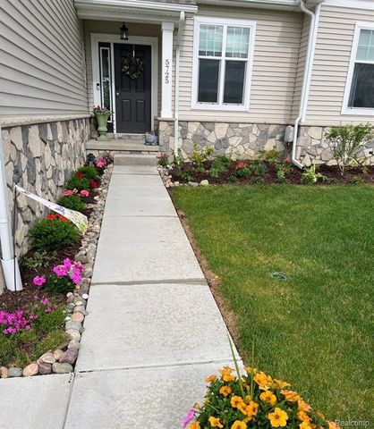 5725 Trail Side Lane, Hamburg, MI 48189