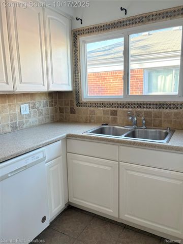 251 Helen Street, Garden City, MI 48135