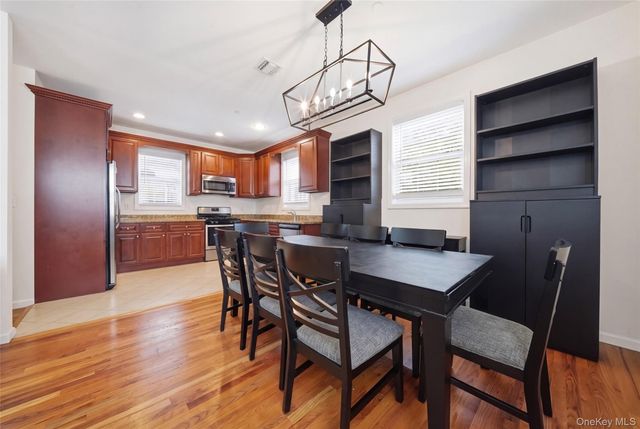 123 Clinton A, Mineola, NY 11501