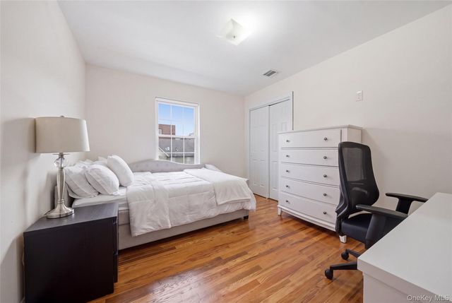 123 Clinton A, Mineola, NY 11501