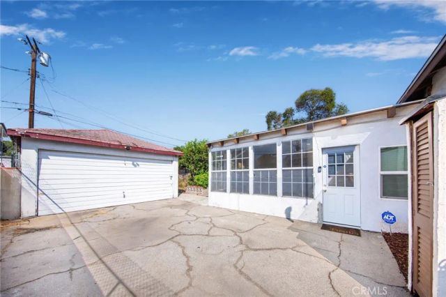 6025 Willowcrest Avenue, North Hollywood, CA 91606