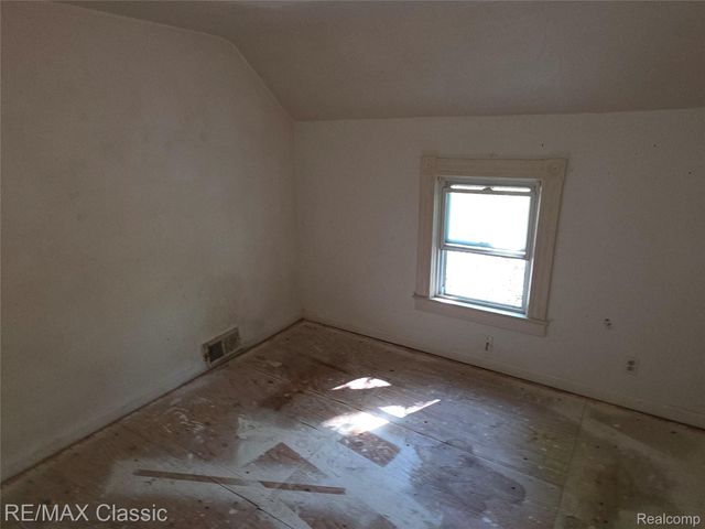 18 Stanton Street, Oxford Village, MI 48371