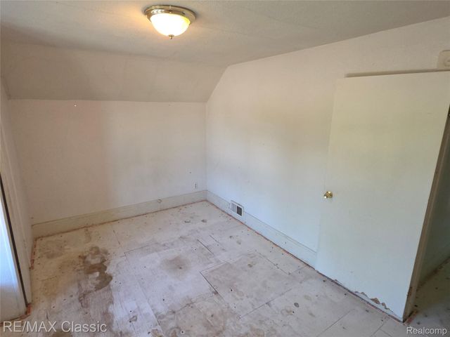 18 Stanton Street, Oxford Village, MI 48371