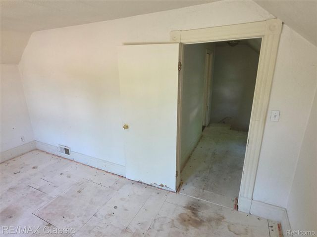18 Stanton Street, Oxford Village, MI 48371