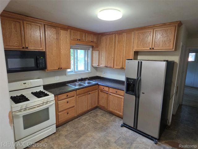 18 Stanton Street, Oxford Village, MI 48371