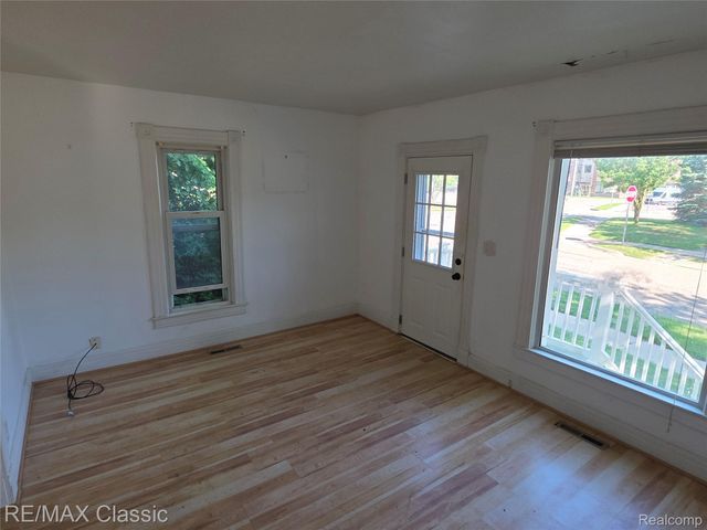 18 Stanton Street, Oxford Village, MI 48371