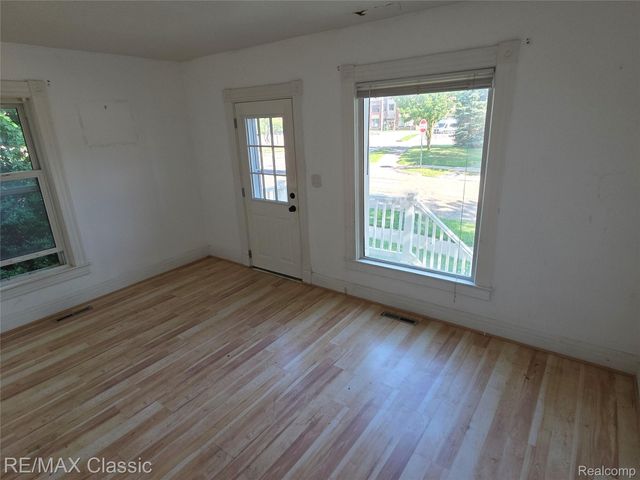 18 Stanton Street, Oxford Village, MI 48371