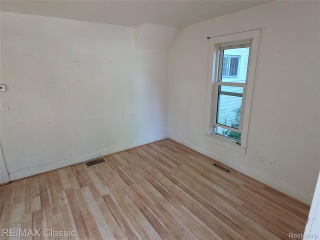 18 Stanton Street, Oxford Village, MI 48371