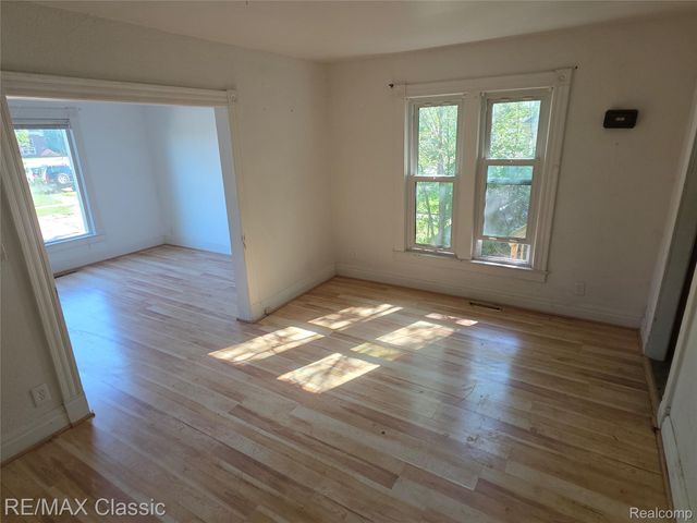 18 Stanton Street, Oxford Village, MI 48371
