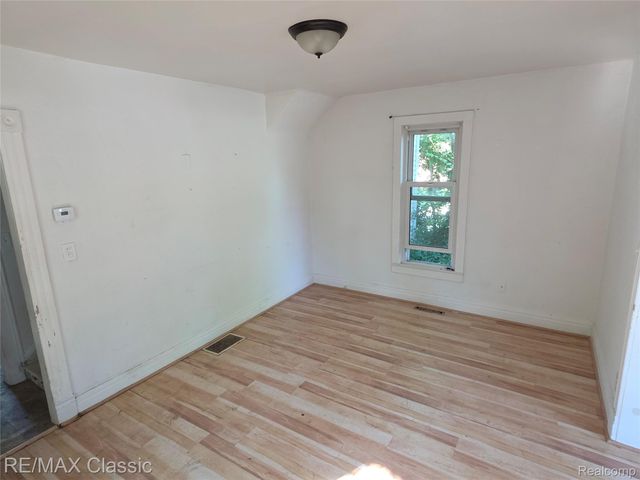 18 Stanton Street, Oxford Village, MI 48371