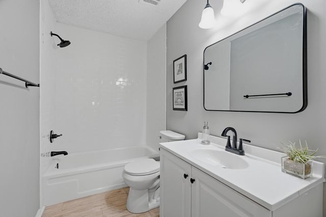 4980 Grenwich Trail N, Oakdale, MN 55128