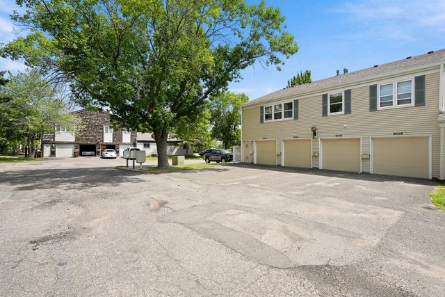 4980 Grenwich Trail N, Oakdale, MN 55128