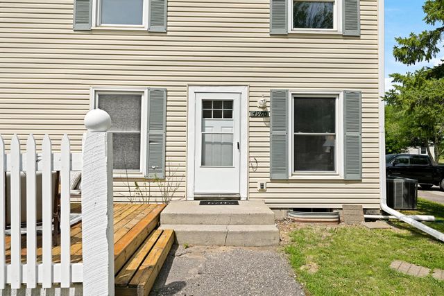 4980 Grenwich Trail N, Oakdale, MN 55128