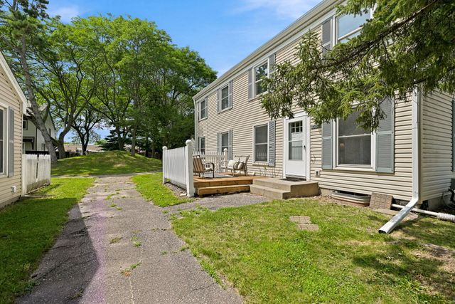 4980 Grenwich Trail N, Oakdale, MN 55128