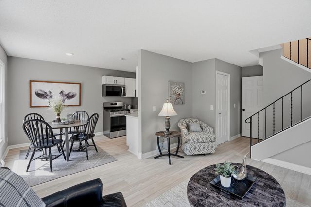 4980 Grenwich Trail N, Oakdale, MN 55128