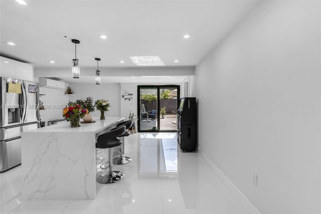 4211 W 8th Ave, Hialeah, FL 33012