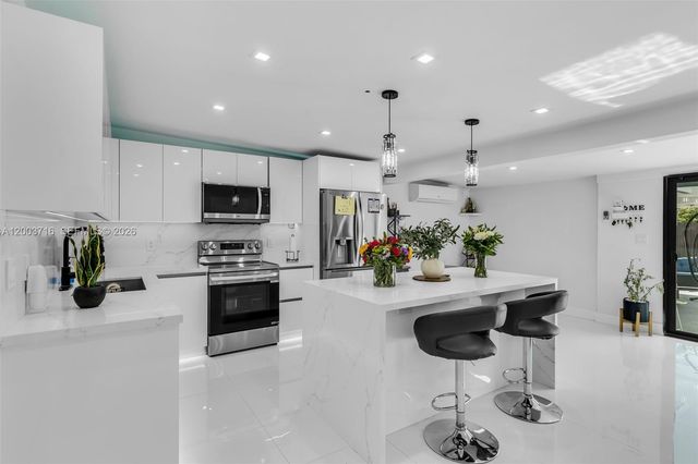 4211 W 8th Ave, Hialeah, FL 33012