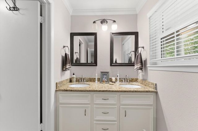 5 N Deerfoot Circle, The Woodlands, TX 77380