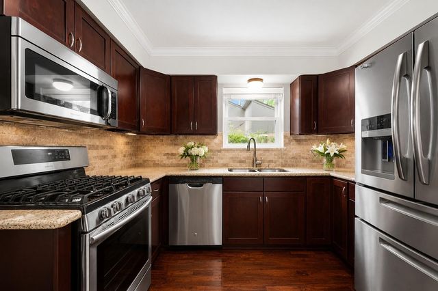 5 N Deerfoot Circle, The Woodlands, TX 77380
