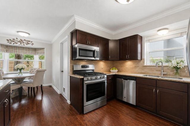 5 N Deerfoot Circle, The Woodlands, TX 77380