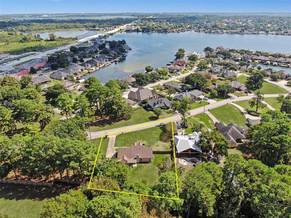 12961 Pelican Boulevard, Willis, TX 77318