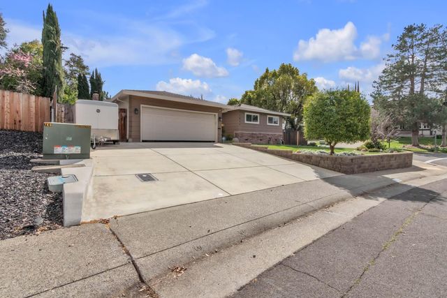 7825 Palmyra Dr, Fair Oaks, CA 95628